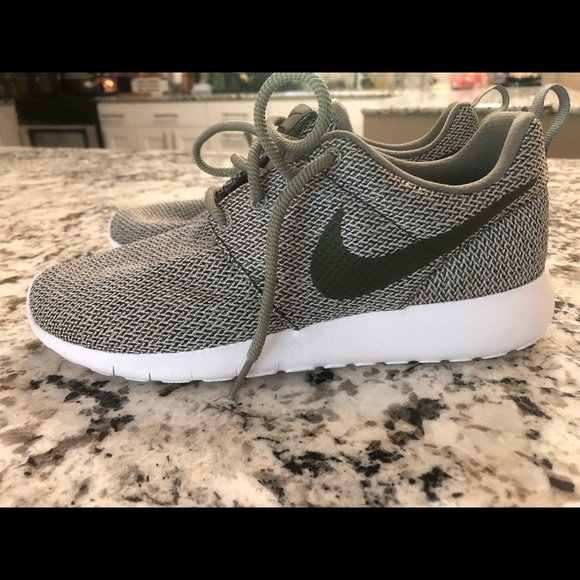 Nike tennis shoes - Picture 2 of 2